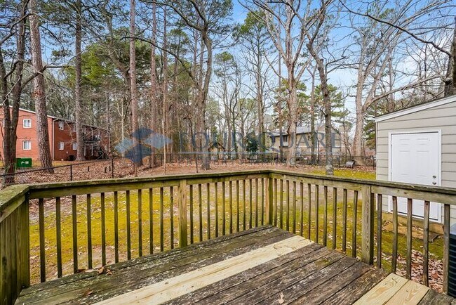 Foto del edificio - Charming 2-Bed / 2-Bath Duplex with Open Floor Plan & Shared Fenced Yard , Near I-40