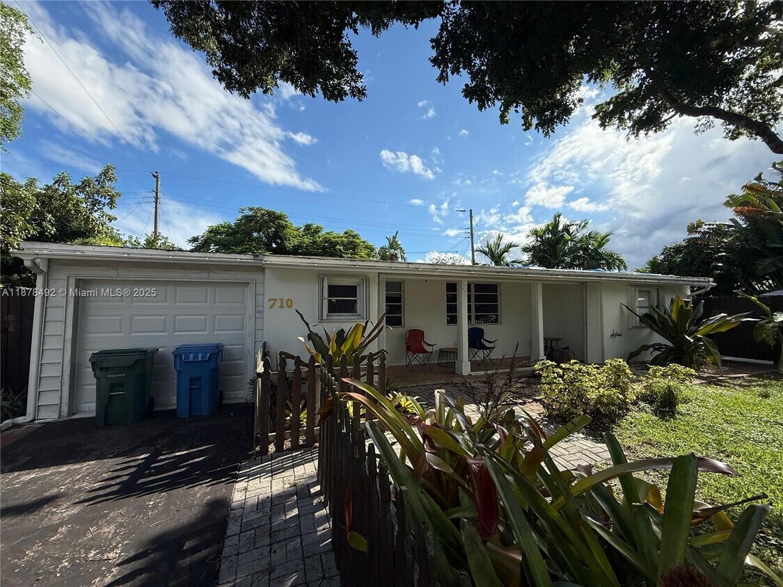 Foto principal - 710 NE 58th Ct