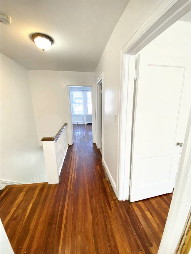 Building Photo - Beautiful 3 bedroom Townhouse available fo...