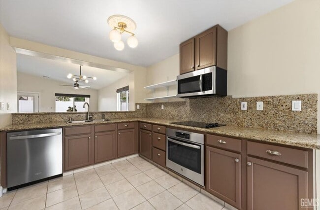 Building Photo - Beautiful Home in the Gated Community of G...