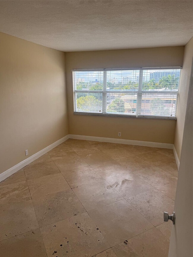 Foto del edificio - 2555 NE 11th St