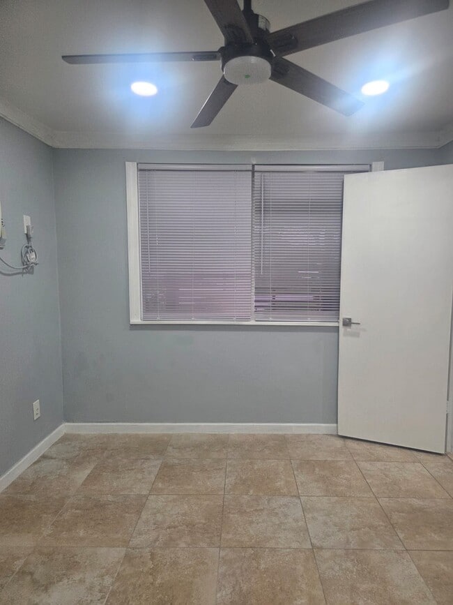 Building Photo - 9830 Martinique Dr
