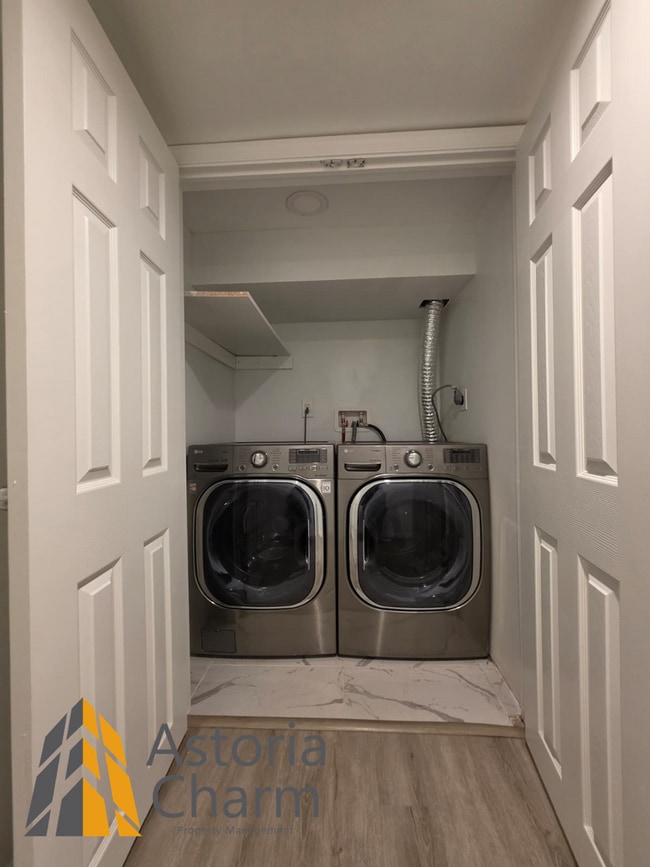 Building Photo - 3 Bedroom End Unit with Finished Basement and Fenced Yard on E 28th Street