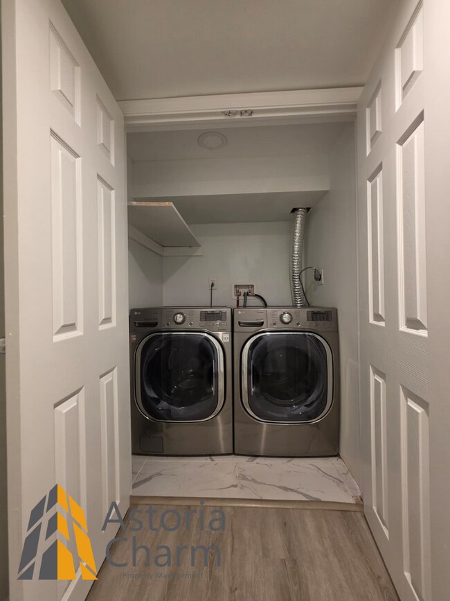 Foto del edificio - 3 Bedroom End Unit with Finished Basement and Fenced Yard on E 28th Street