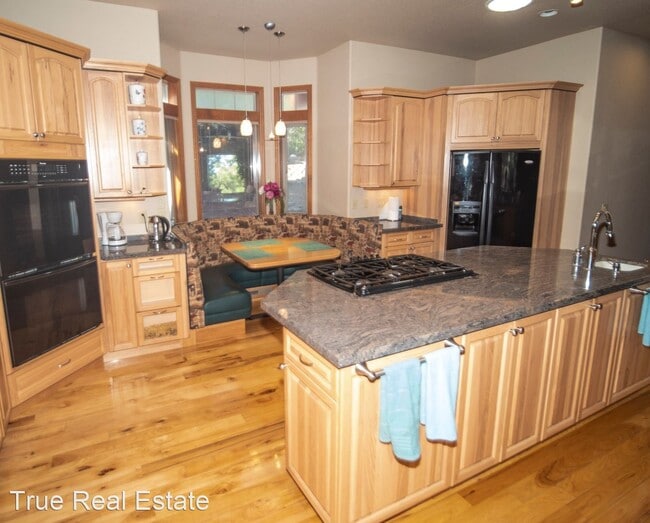 Building Photo - 4 br, 3.5 bath House - 243 E Jeffrey Pine Rd