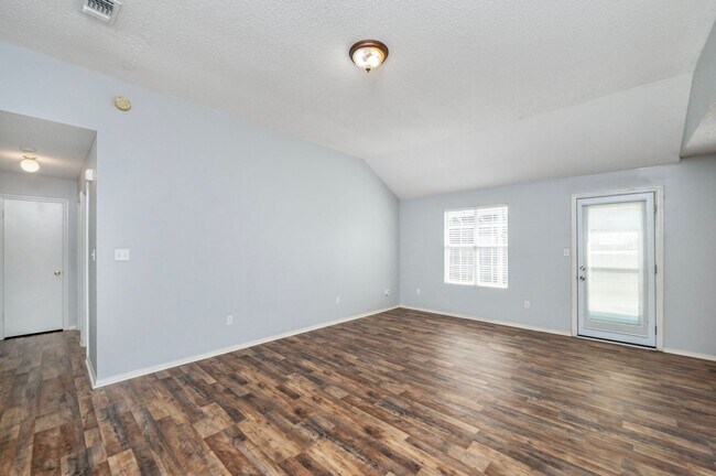 Building Photo - Cozy Home in Navarre!