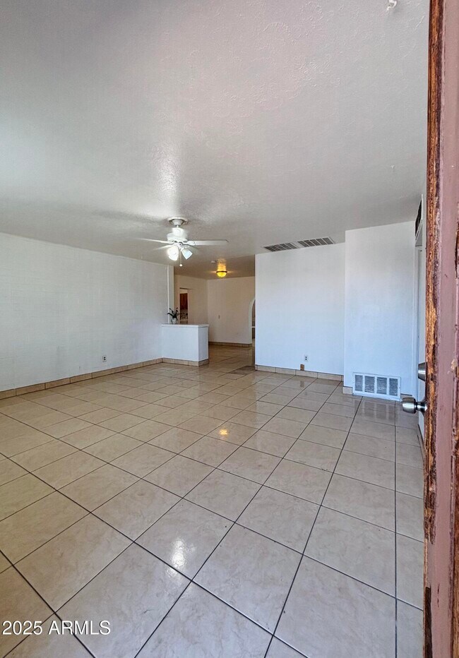 Building Photo - 4842 W Elm St