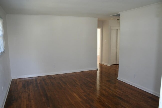 Building Photo - 203 York St