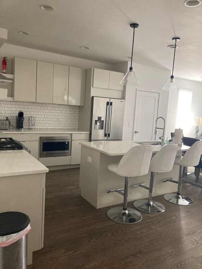Photo - 4BR Townhome - Minutes from Oracle Campus. Half off one Month!