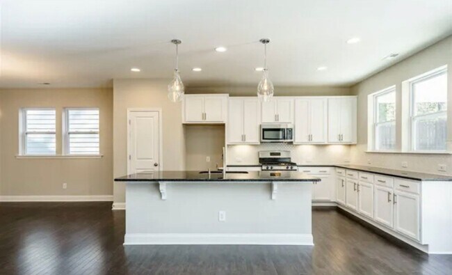 Building Photo - Beautiful & Open 4 Bedroom + 2.5 bath home...