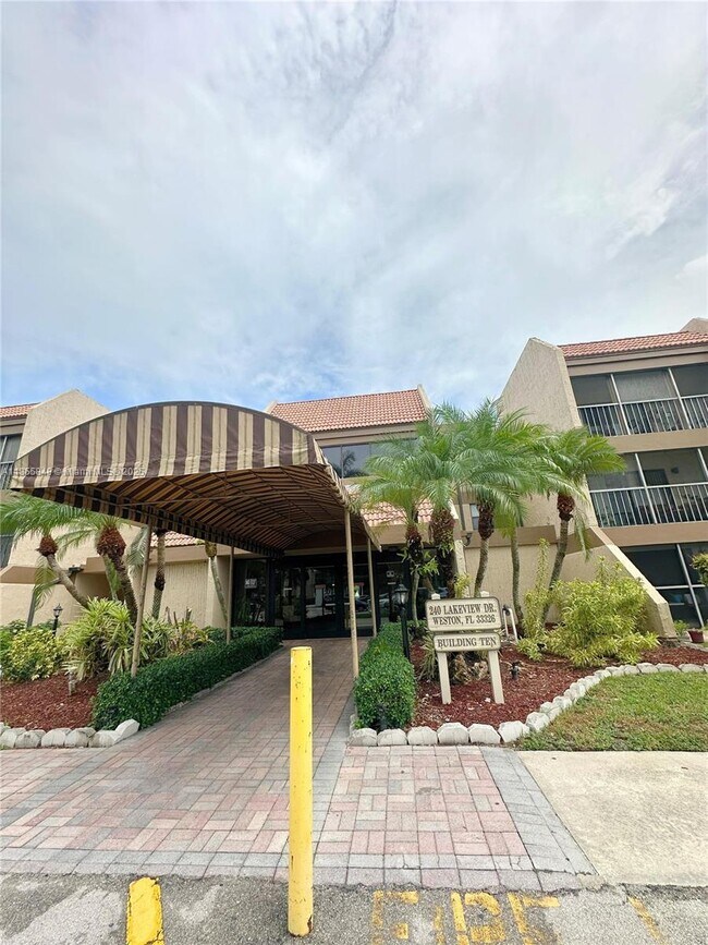 Building Photo - 240 Lakeview Dr