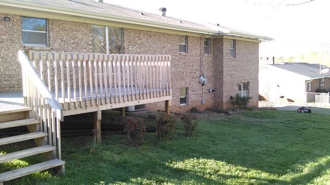 Building Photo - 2512 Sharron Dr