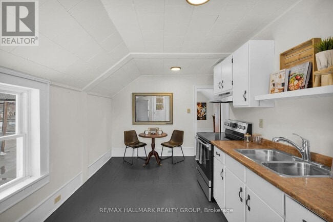 Building Photo - 10 Wellington St E