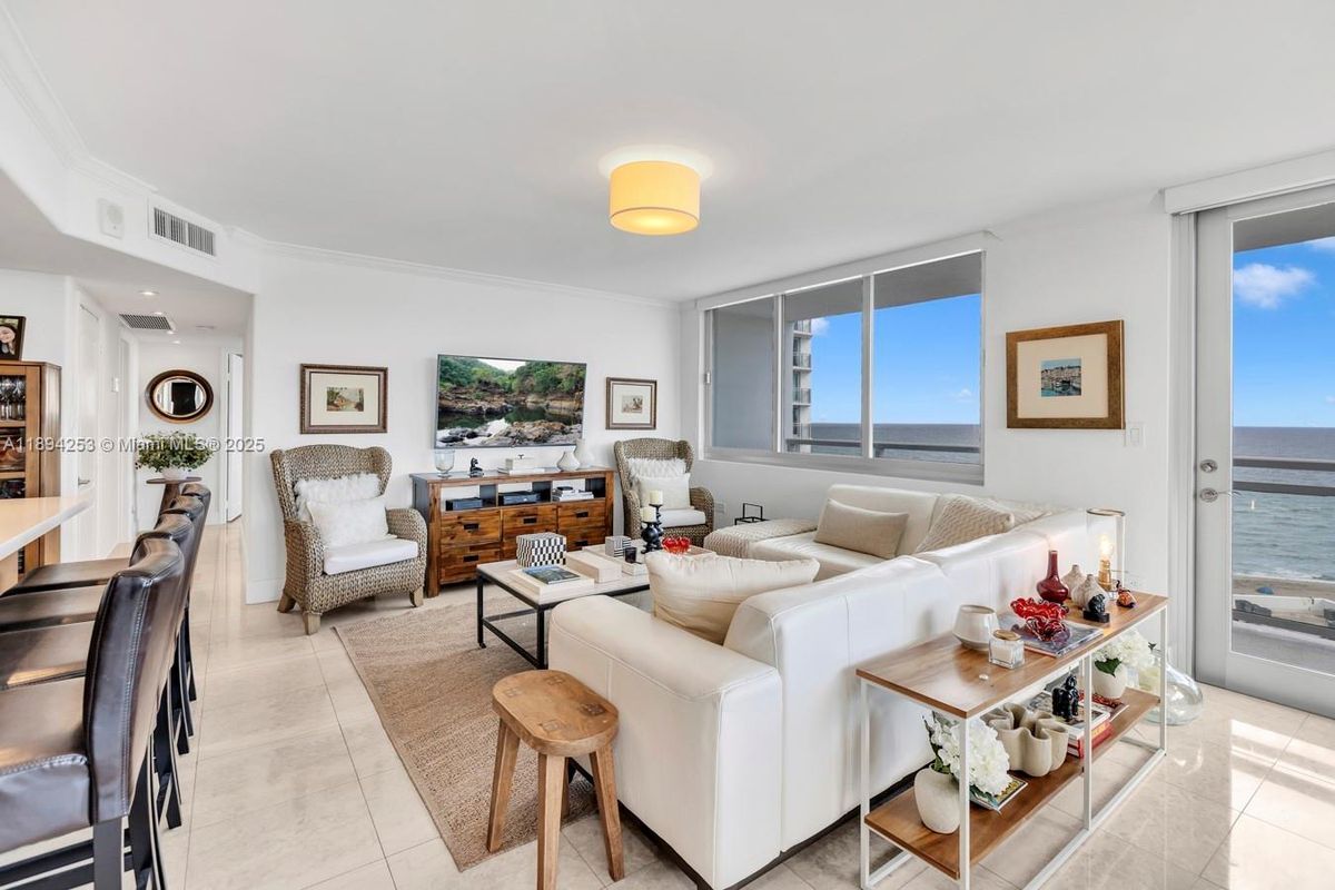 Foto del edificio - 7135 Collins Ave