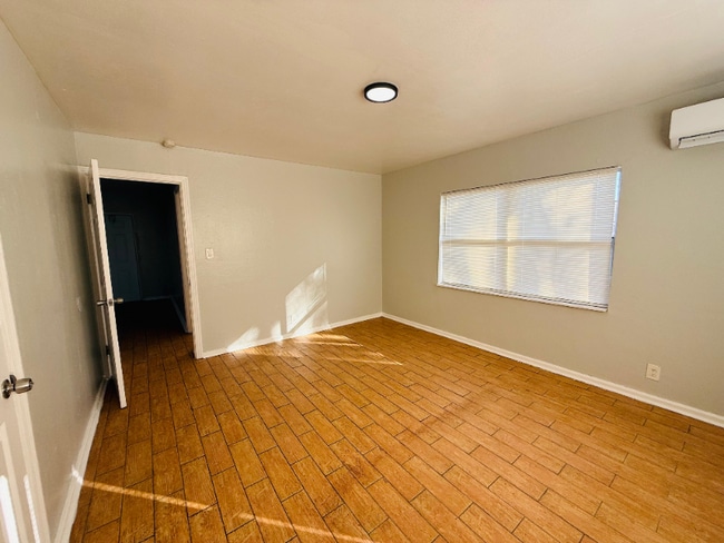 Building Photo - 761 22nd Ave S