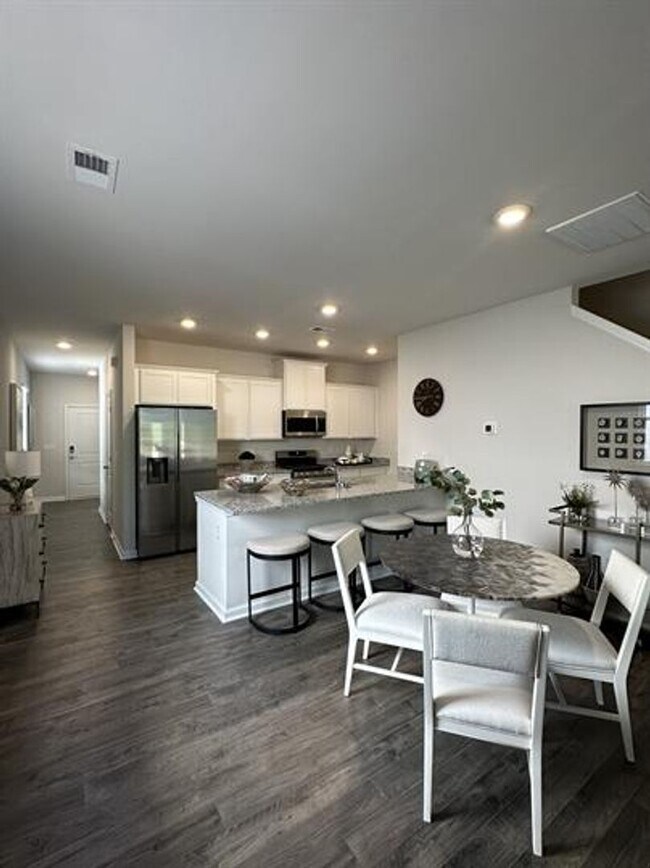 Foto del edificio - New 4/2.5 Townhome Near Lake Conestee and ...