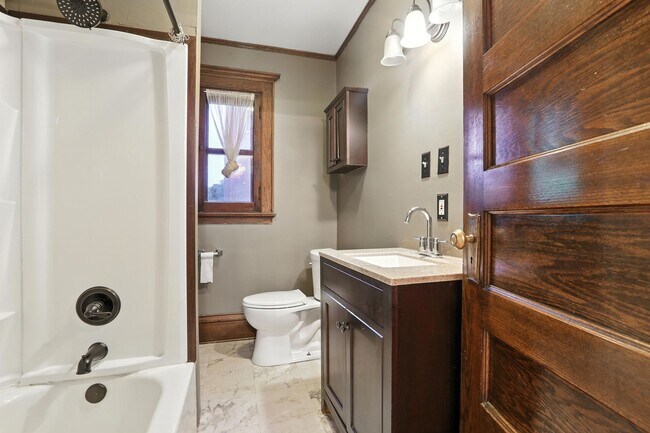 Building Photo - 3 Bed/ 2 Bath- Immediate Move In - Or Augu...