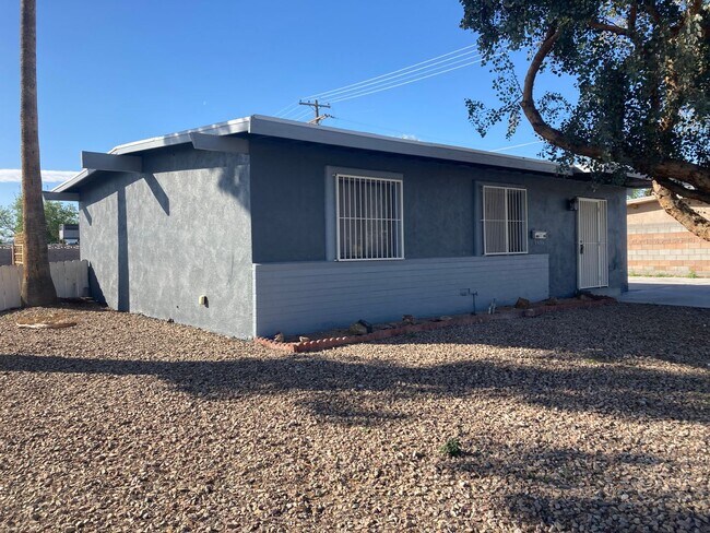 Building Photo - Large corner lot with 2 bedroom single sto...