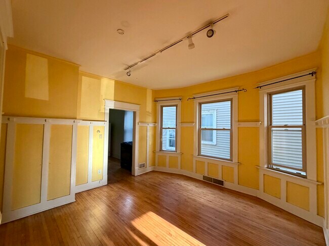 Enorme comedor - 2732 N Fratney St