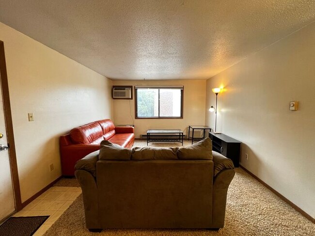 Building Photo - $1,025 | 2 Bedroom, 1 Bathroom Apartment |...