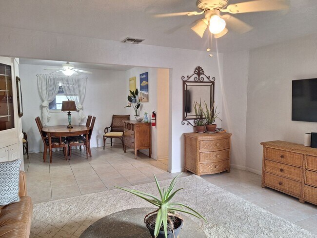 Foto del edificio - WALK TO THE BEACH - 3BR 2BA PARTIALLY FURNISHED