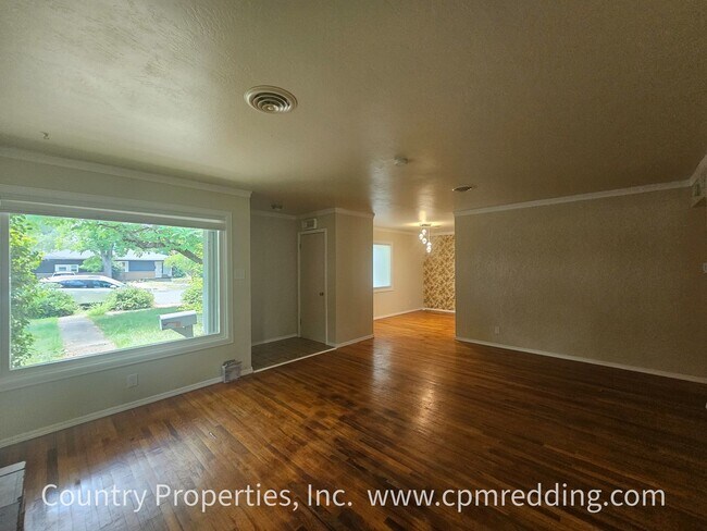 Building Photo - 4-Bedroom in the Garden Tract with Shop & ...