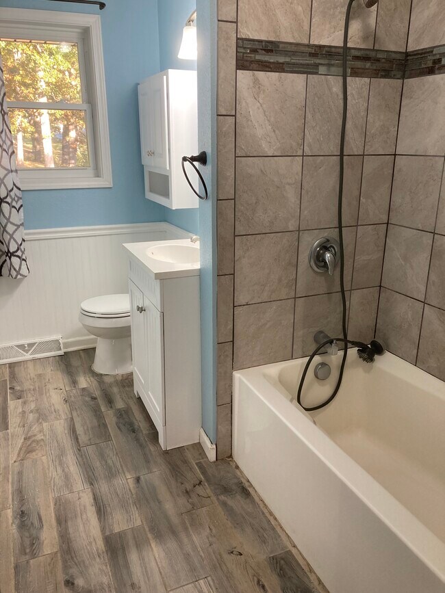 Bath - 1211 Pondarosa Dr