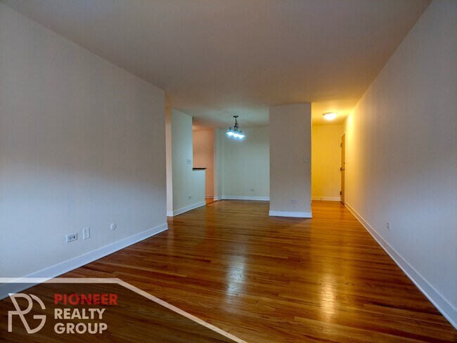 Building Photo - 659 W Wrightwood Ave