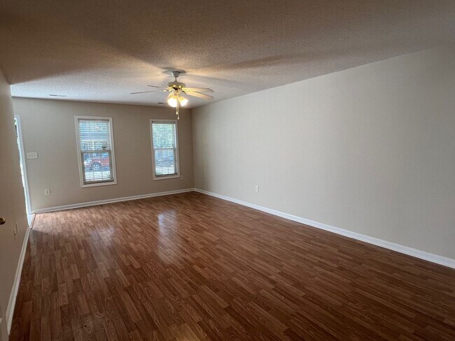 Foto del edificio - Spacious 2 Bed/2.5 Bath Townhome - Conveni...