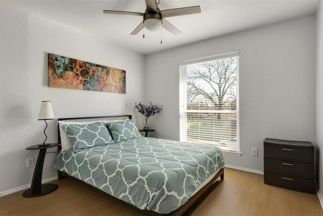 Building Photo - 2401 Manor Rd