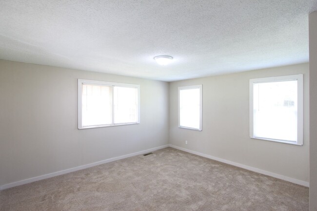 Building Photo - 3 BR 1BA - Cute and Classic Charmer!!