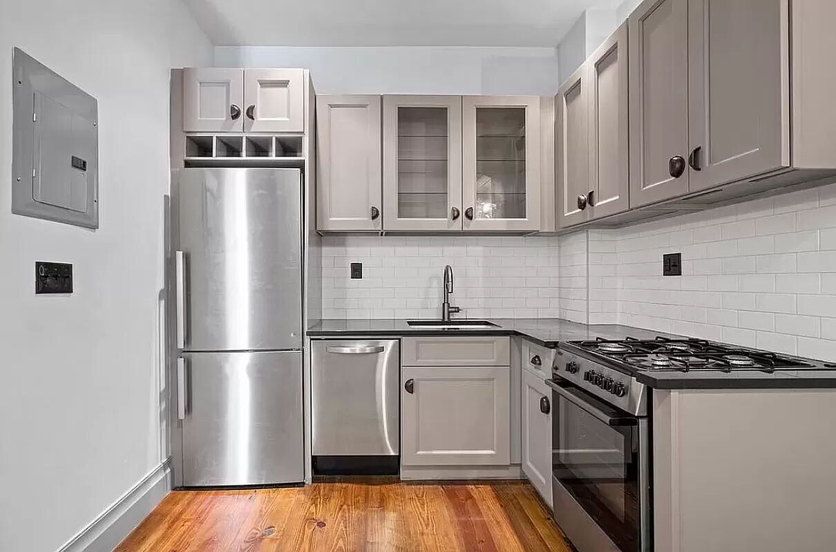 Primary Photo - 390 Fifth Avenue