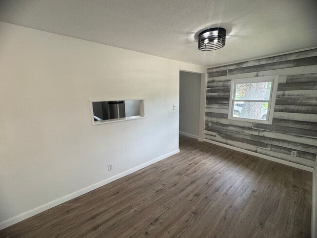 Building Photo - 3 Bedroom House in East Moline