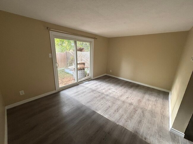 Photo du bâtiment - 325-325 Erb St. W