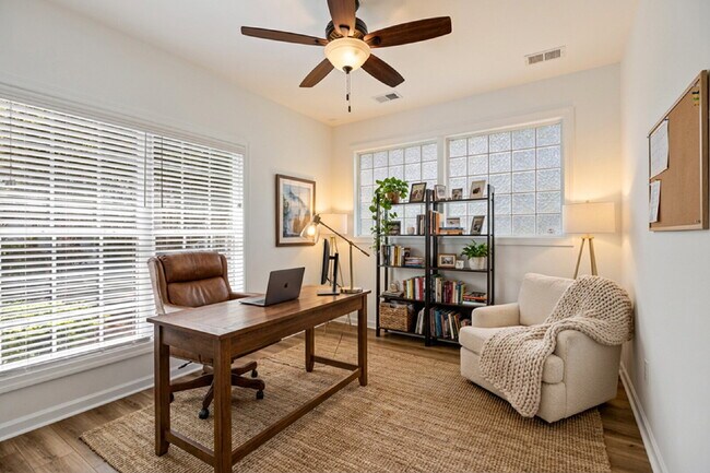 Building Photo - Large townhome in the Desirable Southbridge Community