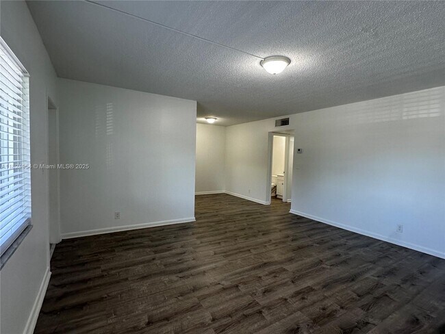 Building Photo - 1400 NE 56th St