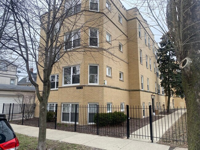 Building Photo - 6414 N Paulina St