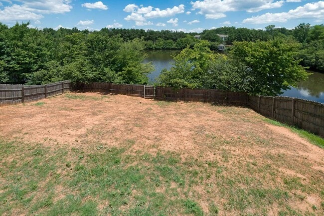 Foto del edificio - Coing Soon 2/25/26) Impressive 4 Bed, 3 Bath with Home Office!