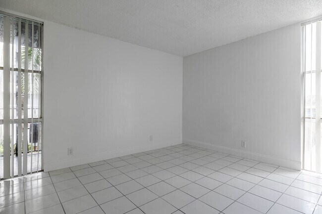 2 habitaciones, 2 baños - 1,300 pies cuadrados - The Palms at Forest Hills