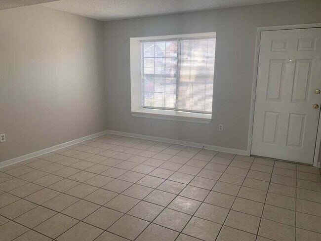 Building Photo - "Charming 2-Bed Townhouse in Fort Walton B...