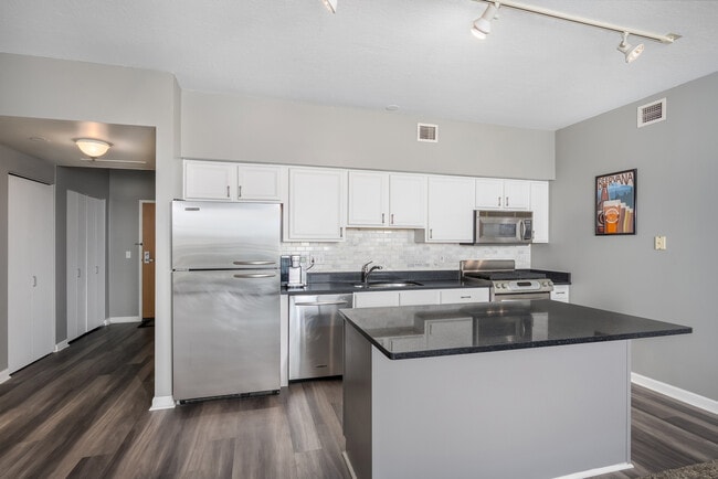 Building Photo - 5 E 14th Pl