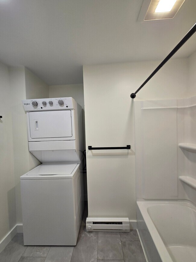 Building Photo - 20 Poirier Pl