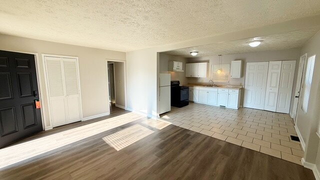 Building Photo - WEST SIDE 3 BEDROOM RANCH HOME AVAILABLE NOW!