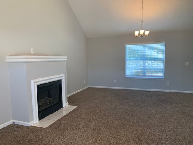 Building Photo - Beautiful 3BR / 2.5BA Split Level with Expansive Backyard and Privacy Fence!