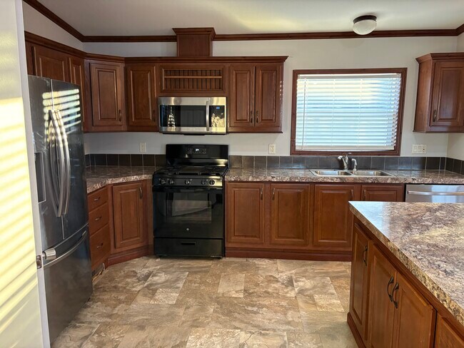 Building Photo - 2121 Four Seasons Dr