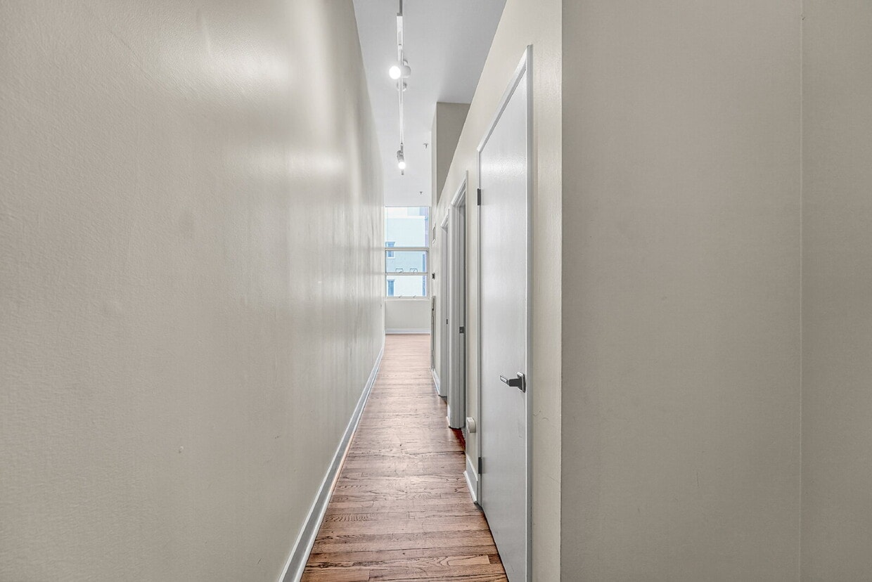 Primary Photo - $1,895.00, 1 bed1 bath Updated Condo locat...