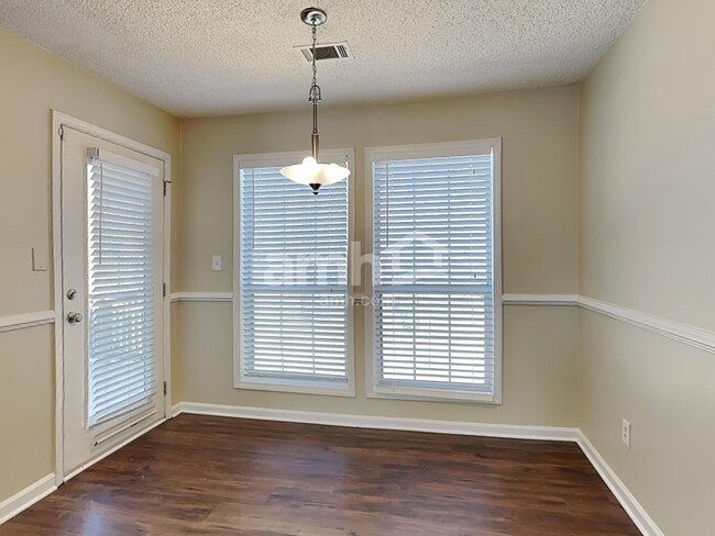 Building Photo - 212 Thorncrest