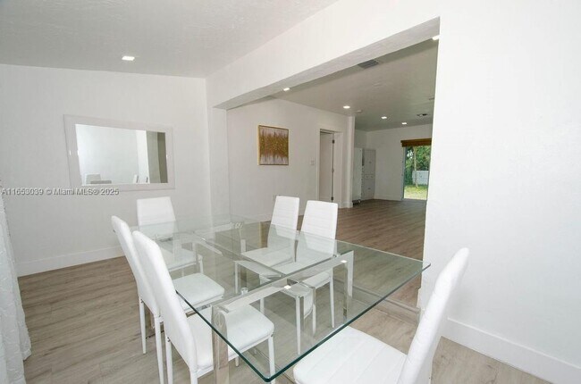 Foto del edificio - 935 NE 129th St