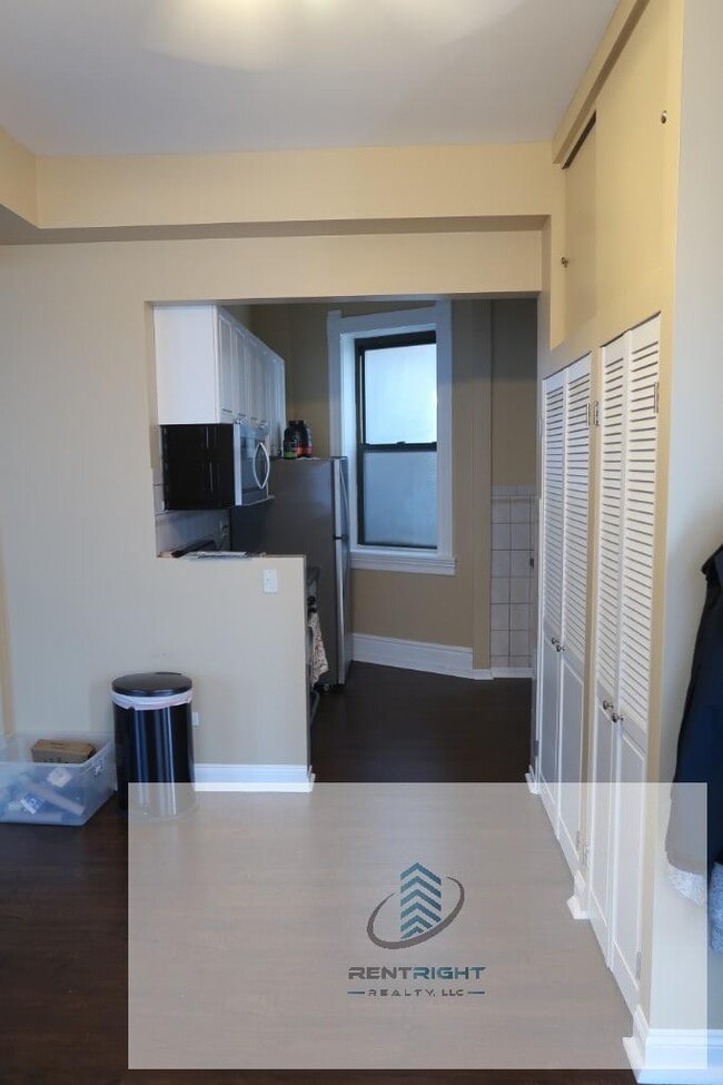 Building Photo - 1 bedroom in CHICAGO IL 60622
