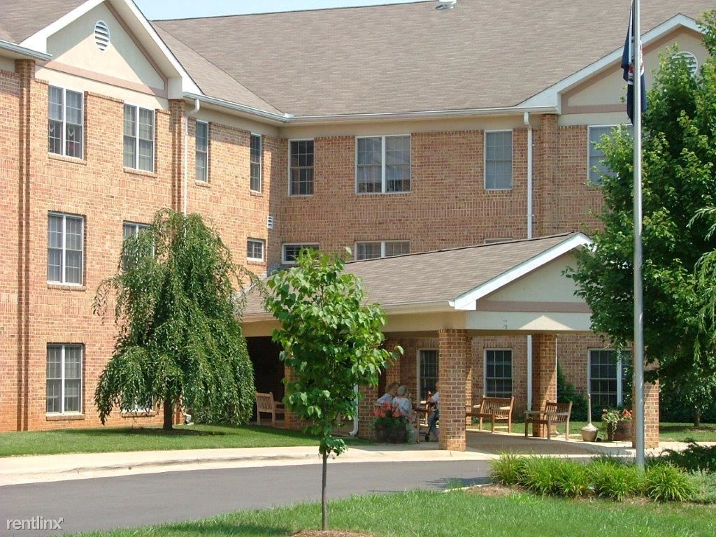 Foto principal - 305 Oak Springs Dr
